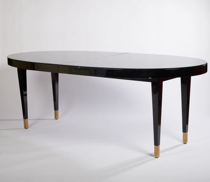 null Table de salle à manger ovale en bois laqué noir et plateau de verre

77 x 106,5...