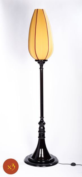 null Trois lampadaires en forme de tulipe en bois sombre laqué et mouluré

Hauteur...