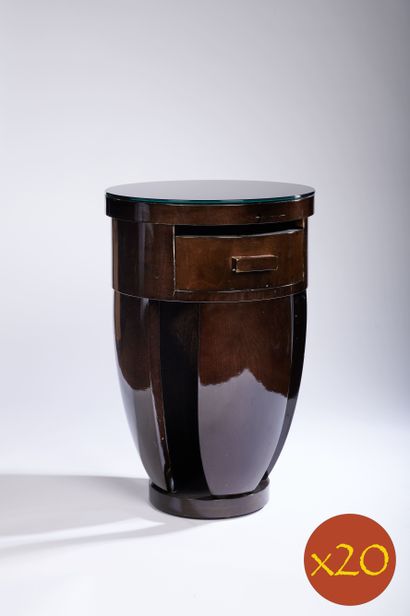 null Vingt tables de chevet de style Art Déco en bois laqué marron de forme ovoïde...
