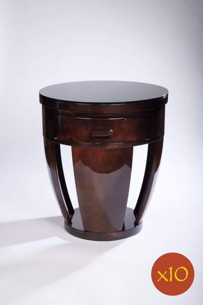 null Dix tables de chevet de style Art Déco en bois laqué marron de forme ovoïde...