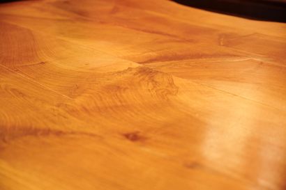 null Table haute composée d'un plateau en bois massif reposant sur un piétement en...