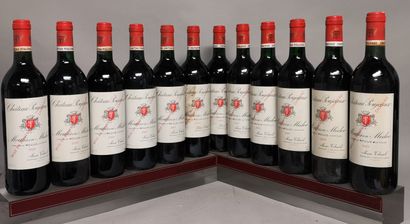 null 12 bouteilles Château POUJEAUX - Moulis 1989 

3 niveaux base goulot. Etiquettes...