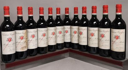 null 12 bouteilles Château POUJEAUX - Moulis 1989 

Etiquettes légèrement tachée...