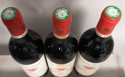 null 3 bouteilles Château POUJEAUX - Moulis 1989 

Etiquettes légèrement tachées....