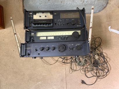 null SANSUI 

Ensemble lecteur cassettes, radio et ampli 

En l'état