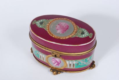 null Boîte ovale en porcelaine lie de vin, décorée d'une frise et de médaillons ronds...