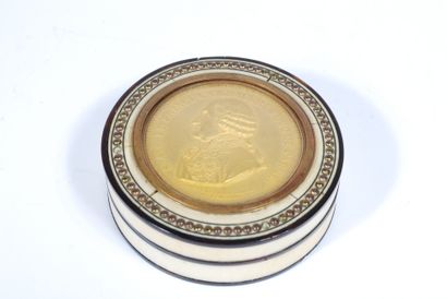 null Boîte ronde, présentant au centre du couvercle une médaille dorée au profil...