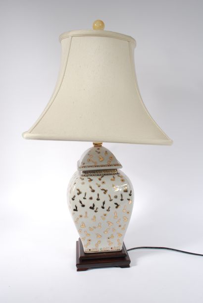 null Pied de lampe en porcelaine blanche motifs dorés 

H. 32 cm environ 

Travail...