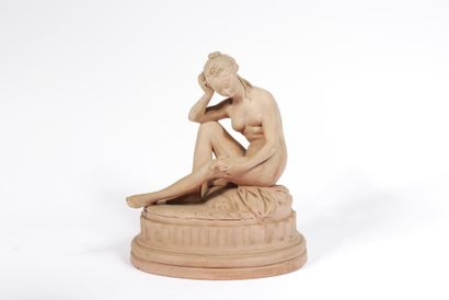 null Paire de sculptures en terre cuite, figurant des femmes nues, assises, tenant...