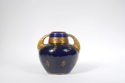 null Vase à deux anses à fond bleu nuit et décor doré 

Marqué sous la base 

H....
