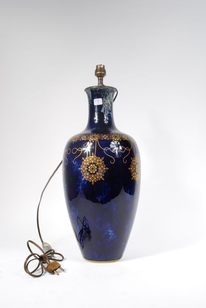 null Sèvres 

Vase à fond bleu nuit à décor de médaillons, guirlandes et frises dorés...