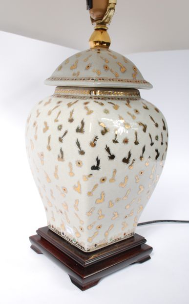 null Pied de lampe en porcelaine blanche motifs dorés 

H. 32 cm environ 

Travail...