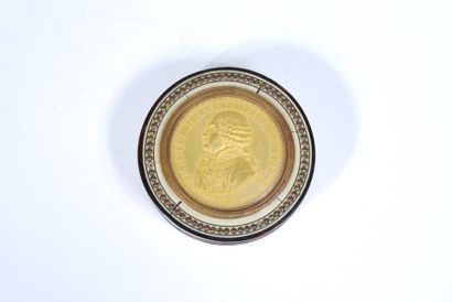 null Boîte ronde, présentant au centre du couvercle une médaille dorée au profil...