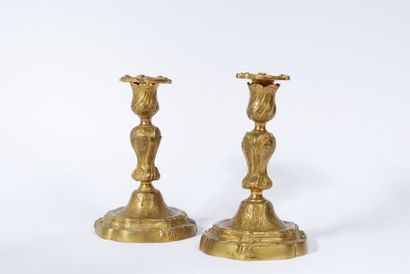 null Paire de flambeaux en bonze doré 

Style Louis XV, fin du XIXe siècle

H.18,5...