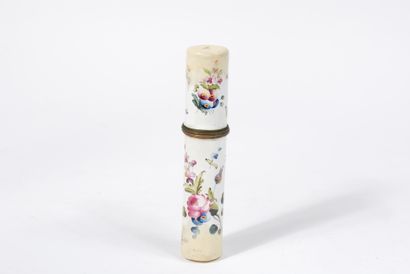 null Etui de forme cylindrique en cuivre émaillé à décor floral coloré

XIXe siècle...