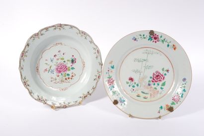 null Chine, XVIIIe 

Deux assiettes en porcelaine à décor polychrome de fleurs et...