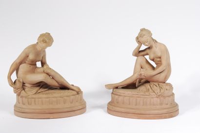null Paire de sculptures en terre cuite, figurant des femmes nues, assises, tenant...