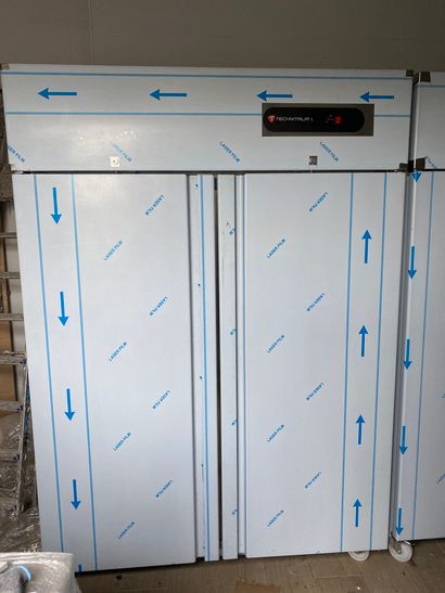 null * TECHNITALIA

Armoire réfrigérée inox à 2 portes froid positif sur roulettes

Modèle...