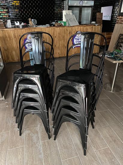 null * 10 chaises style TOLIX en métal noir

Hauteur dossier : 85 cm

Hauteur assise...
