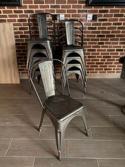null * 10 chaises style TOLIX en métal gris

Hauteur dossier : 85 cm

Hauteur assise...