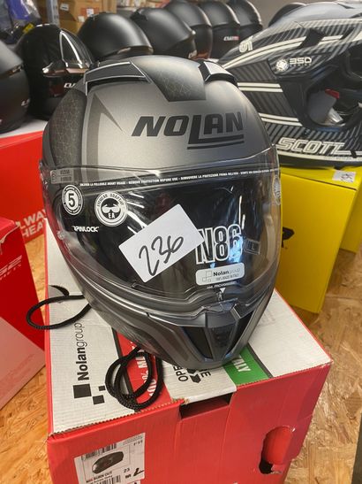 null Casque de moto NOLAN N86

Noir et gris mat à décors 

Taillle L