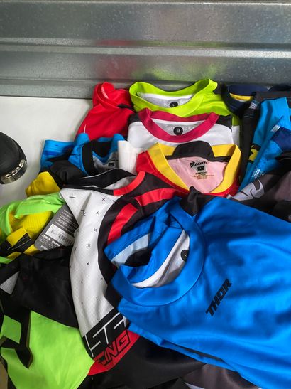 null 20 maillots motocross (19 Thor; 1 Moose - tailles diverses)