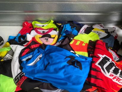 null 20 maillots motocross (19 Thor; 1 Moose - tailles diverses)