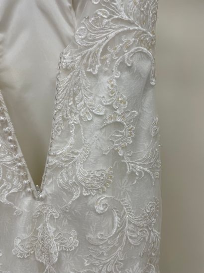 null * Robe de mariée LUNA NOVIA modèle YARE

Taille : 39

Prix de vente : 2220 €...