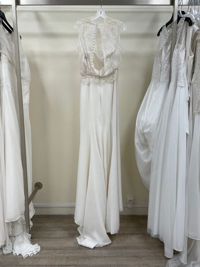 null * Robe de mariée ROSA CLARA modèle SABRINA

Taille : 40

Prix de vente : 2950...
