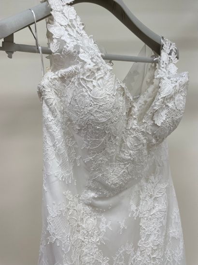 null * Robe de mariée ALMA NOVIA modèle GILDA

Taille : 40

Prix de vente : 2250...