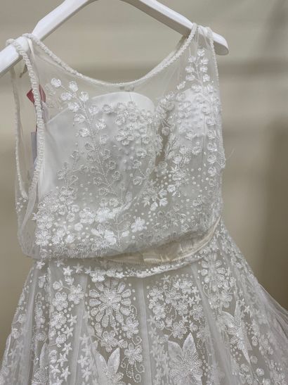 null * Robe de mariée ROSA CLARA modèle SIAM

Taille : 40

Prix de vente : 3825 €...