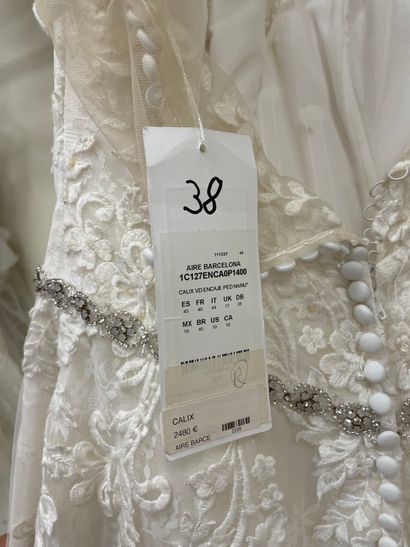 null * Robe de mariée AIRE BARCELONA modèle CALIX

Taille : 40

Prix de vente : 2480...
