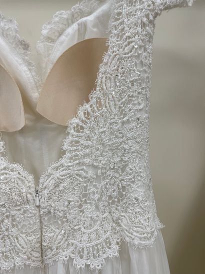 null * Robe de mariée ALMA modèle TAMAY

Taille : 38

Prix de vente : 2785 € TTC