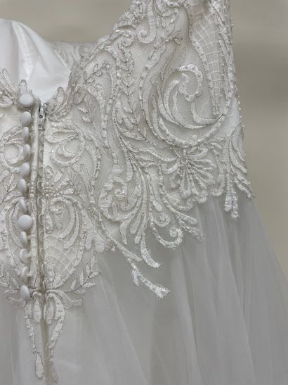 null * Robe de mariée ALMA NOVIA modèle ROCIO

Taille : 42

Prix de vente : 2220...