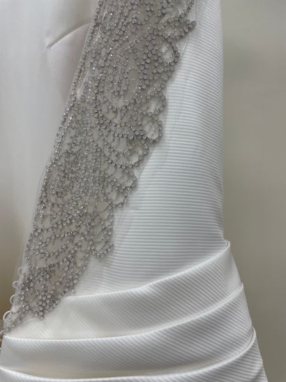 null * Robe de mariée ALMA NOVIA modèle ROSIL

Taille : 44

Prix de vente : 2430...