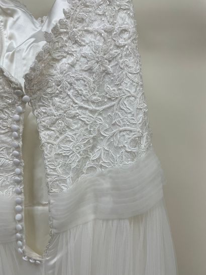 null * Robe de mariée ALMA NOVIA modèle GRACE

Taille : 42

Prix de vente : 2250...