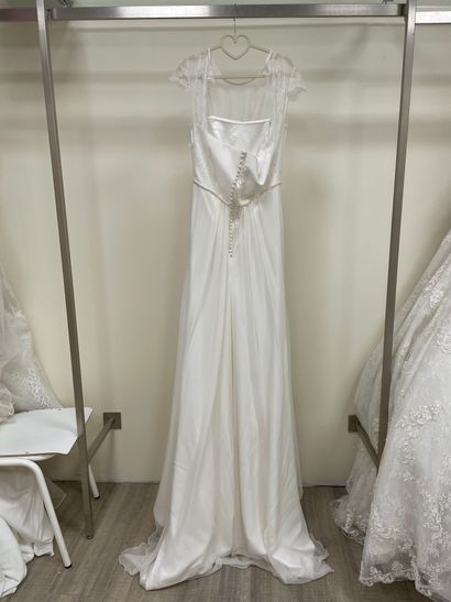 null * Robe de mariée POL NUNEZ modèle CLOE

Taille : 40

Prix de vente : 2510 €...