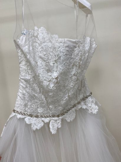 null * Robe de mariée ROSA CLARA modèle NIEVES

Taille : 42

Prix de vente : 4080...