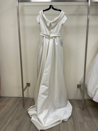 null * Robe de mariée ROSA CLARA modèle NAMBIA

Taille : 46

Prix de vente : 2750...