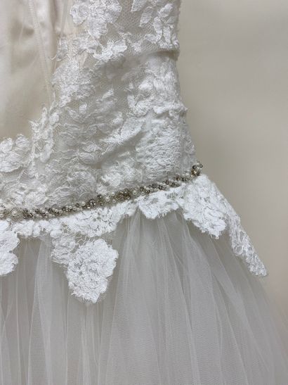 null * Robe de mariée ROSA CLARA modèle NIEVES

Taille : 42

Prix de vente : 4080...