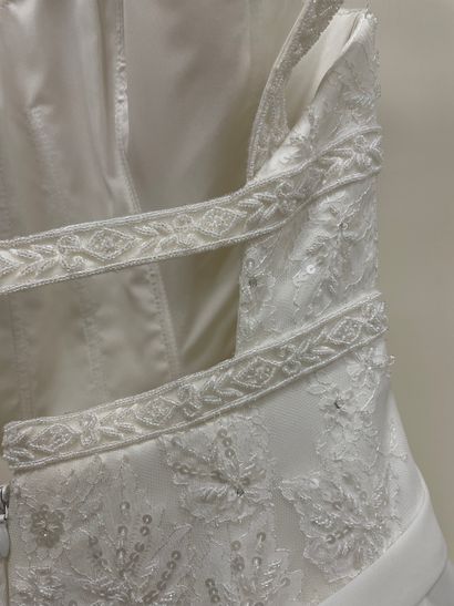 null * Robe de mariée AIRE BARCELONA modèle BIMBA

Taille : 42

Prix de vente : 2450...