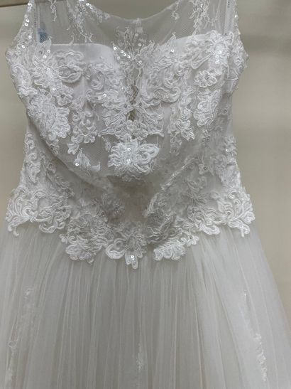 null * Robe de mariée ROSA CLARA TWO modèle EDITA

Taille : 42

Prix de vente : 2430...
