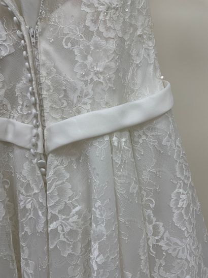 null * Robe de mariée ALMA NOVIA modèle GAVINA

Taille : 42

Prix de vente : 2450...