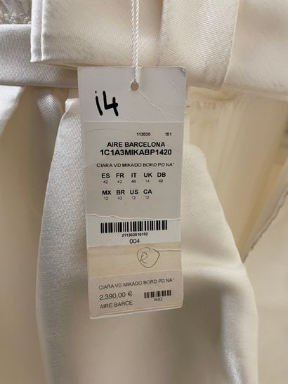 null * Robe de mariée AIRE BARCELONA modèle CIARA

Taille : 42

Prix de vente : 2390...