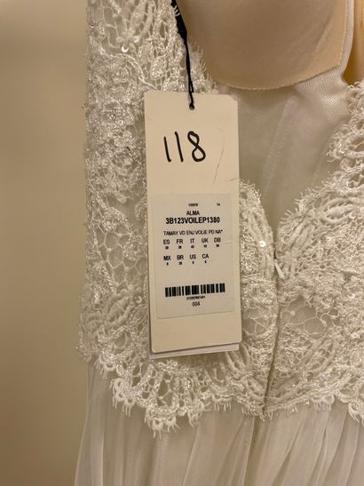 null * Robe de mariée ALMA modèle TAMAY

Taille : 38

Prix de vente : 2785 € TTC