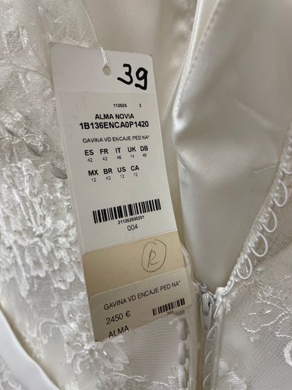 null * Robe de mariée ALMA NOVIA modèle GAVINA

Taille : 42

Prix de vente : 2450...