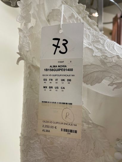 null * Robe de mariée ALMA NOVIA modèle GILDA

Taille : 40

Prix de vente : 2250...