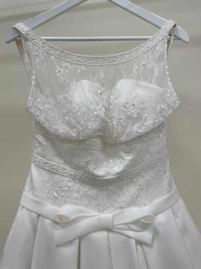 null * Robe de mariée AIRE BARCELONA modèle BIMBA

Taille : 42

Prix de vente : 2450...