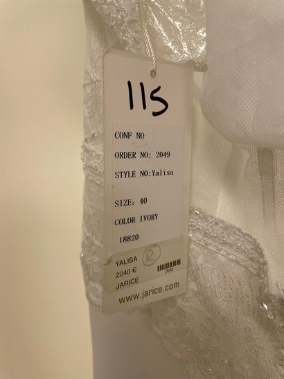 null * Robe de mariée JARICE modèle YALISA

Taille : 40

Prix de vente : 2240 € ...