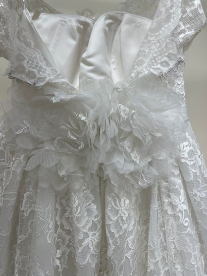 null * Robe de mariée AIRE BARCELONA modèle CALI

Taille : 40

Prix de vente : 2670...